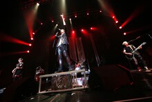 SPYAIRによるライブの様子。（写真提供：ディアステージ）