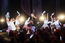 SPYAIRとでんぱ組.incによるコラボレーションの様子。（写真提供：ディアステージ）