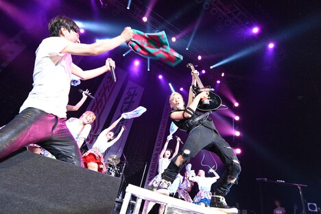 SPYAIRとでんぱ組.incによるコラボレーションの様子。