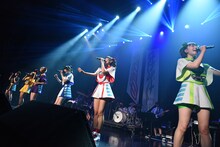 でんぱ組.incによる「キボウノウタ」歌唱の様子。