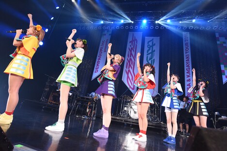 でんぱ組.incによるライブの様子。