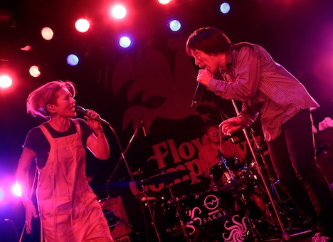 左から夏木マリ、鈴木圭介（Vo）。（撮影：柴田恵理）