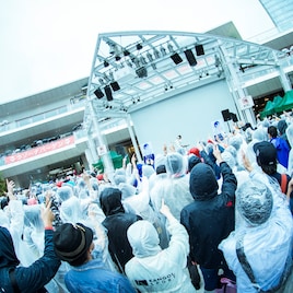 家入レオ、雨のラゾーナ川崎でアルバム「WE」収録曲を熱唱