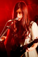 松尾レミ（Vo, G）（Photo by KAMIIISAKA HAJIME）