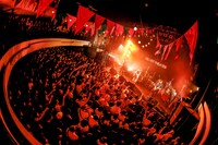 ワンマンライブ「Velvet Theater 2016」の様子。（Photo by KAMIIISAKA HAJIME）