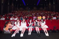 大阪舞台挨拶の様子。左から入山杏奈、加藤玲奈、永野芹佳、吉田朱里、横山由依。(c)AKS