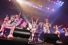 「アップアップガールズ（仮）Zeppツアー "The Seven PARTY LIVE Alien"」の様子。