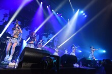 「アップアップガールズ（仮）Zeppツアー "The Seven PARTY LIVE Alien"」の様子。