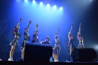 佐藤綾乃のギター演奏による「このメロディを君と」の様子。