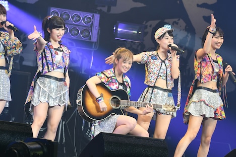 佐藤綾乃のギター演奏による「このメロディを君と」の様子。