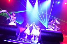 「アップアップガールズ（仮）Zeppツアー "The Seven PARTY LIVE Alien"」の様子。