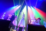 「アップアップガールズ（仮）Zeppツアー "The Seven PARTY LIVE Alien"」の様子。