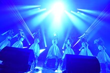 「アップアップガールズ（仮）Zeppツアー "The Seven PARTY LIVE Alien"」の様子。