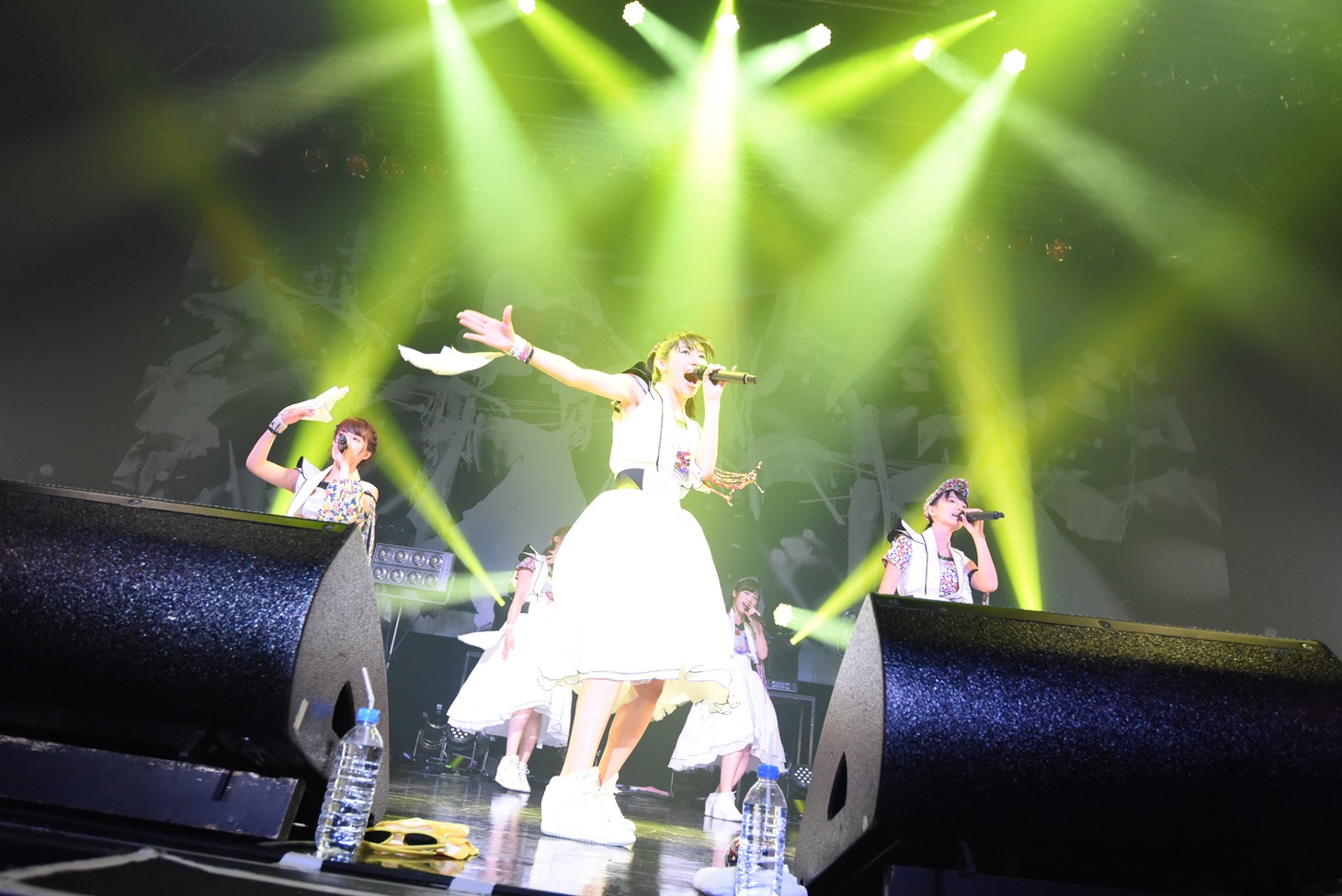 「アップアップガールズ（仮）Zeppツアー "The Seven PARTY LIVE Alien"」の様子。