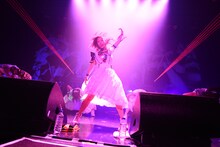 「アップアップガールズ（仮）Zeppツアー "The Seven PARTY LIVE Alien"」の様子。