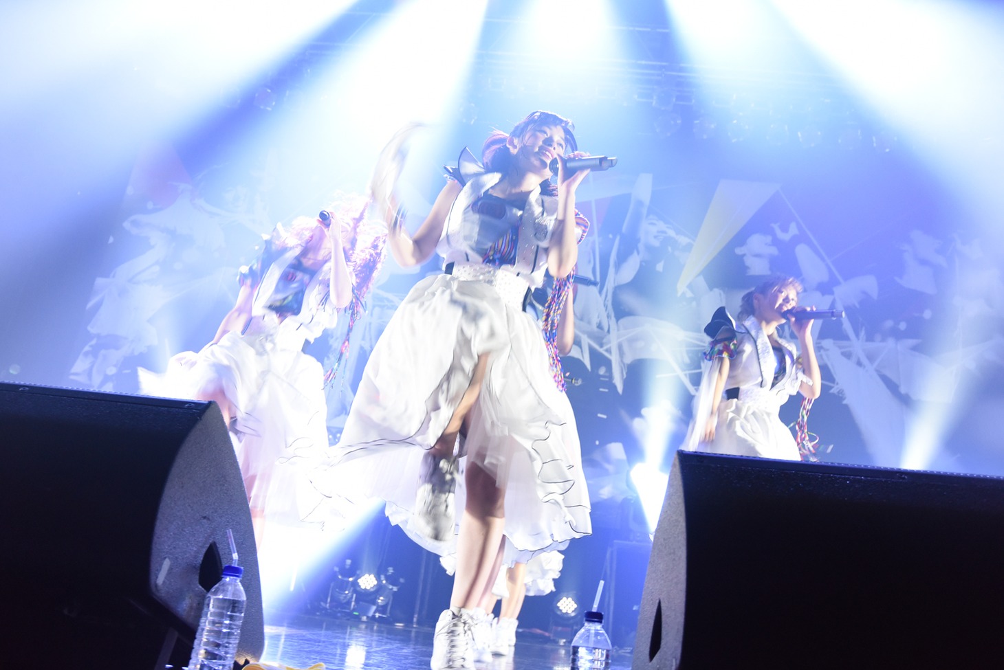 「アップアップガールズ（仮）Zeppツアー "The Seven PARTY LIVE Alien"」の様子。