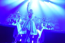 「アップアップガールズ（仮）Zeppツアー "The Seven PARTY LIVE Alien"」の様子。
