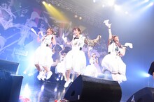 「アップアップガールズ（仮）Zeppツアー "The Seven PARTY LIVE Alien"」の様子。