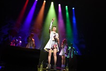 「アップアップガールズ（仮）Zeppツアー "The Seven PARTY LIVE Alien"」の様子。