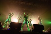 「アップアップガールズ（仮）Zeppツアー "The Seven PARTY LIVE Alien"」の様子。