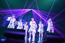 「アップアップガールズ（仮）Zeppツアー "The Seven PARTY LIVE Alien"」の様子。