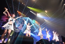 「アップアップガールズ（仮）Zeppツアー "The Seven PARTY LIVE Alien"」の様子。