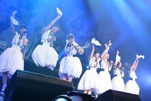 「アップアップガールズ（仮）Zeppツアー "The Seven PARTY LIVE Alien"」の様子。