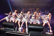 「アップアップガールズ（仮）Zeppツアー "The Seven PARTY LIVE Alien"」の様子。