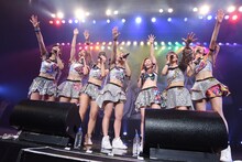 「アップアップガールズ（仮）Zeppツアー "The Seven PARTY LIVE Alien"」の様子。