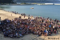 大槌町の吉里吉里海岸に集った数百人の観客。