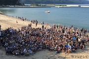 大槌町の吉里吉里海岸に集った数百人の観客。