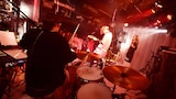 写真手前よりYuumi(Dr / FLiP)、松本明人(Vo, G)、高原未奈(B / eStrial)。(撮影:高田真希子)