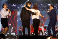 肩を抱き合ってサプライズ演出の成功を喜ぶ浜崎あゆみとGACKT（中央）。