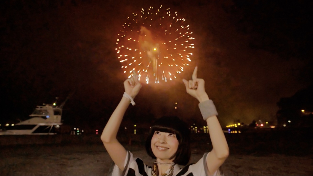 lyrical school「サマーファンデーション」MVのワンシーン。