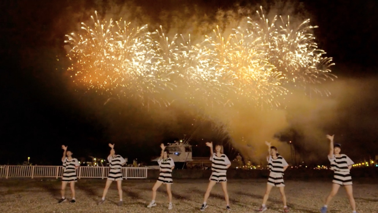 lyrical school「サマーファンデーション」MVのワンシーン。