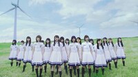 欅坂46「世界には愛しかない」MVのワンシーン。