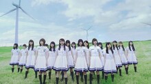 欅坂46「世界には愛しかない」MVのワンシーン。