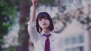 欅坂46「世界には愛しかない」MVのワンシーン。
