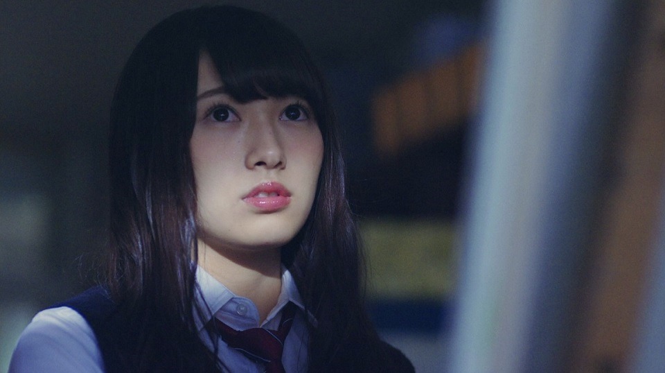欅坂46「世界には愛しかない」MVのワンシーン。