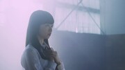 欅坂46「世界には愛しかない」MVのワンシーン。