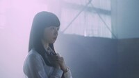 欅坂46「世界には愛しかない」MVのワンシーン。