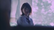 欅坂46「世界には愛しかない」MVのワンシーン。