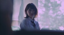 欅坂46「世界には愛しかない」MVのワンシーン。