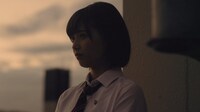 欅坂46「世界には愛しかない」MVのワンシーン。