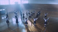欅坂46「世界には愛しかない」MVのワンシーン。