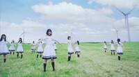 欅坂46「世界には愛しかない」MVのワンシーン。