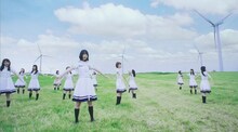 欅坂46「世界には愛しかない」MVのワンシーン。