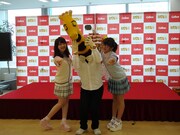 左からまこ、じゃがりこキャラクターのキリン、みなみ。 （写真提供：Virgin Music）