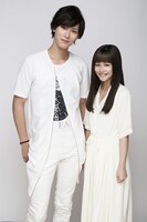 左から小谷嘉一、新垣里沙。