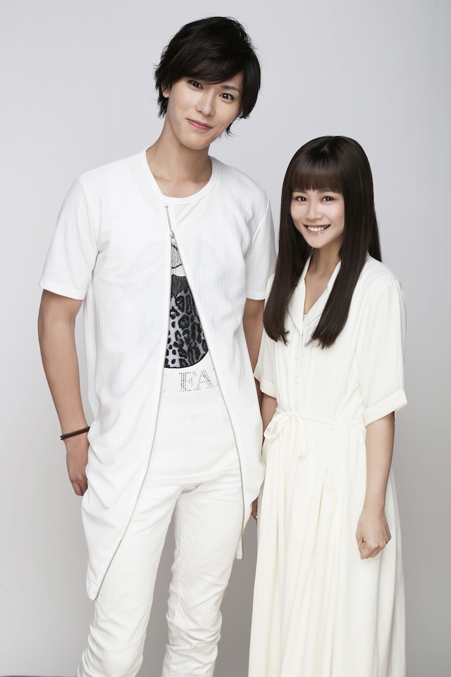 左から小谷嘉一、新垣里沙。